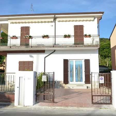La Perla Del Magra Holidays House Holiday home